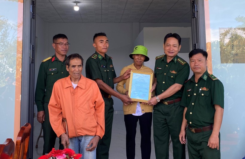 Lãnh đạo Phòng chính trị BĐBP TPHCM trao tặng nhà đồng đội cho gia đình Thiếu uý K’ Lộc.