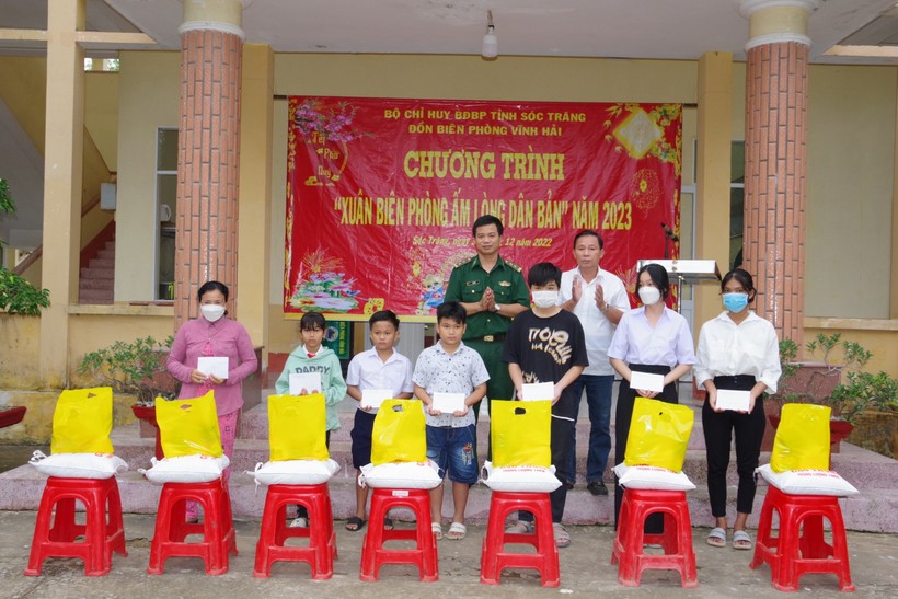 Đại diện lãnh đạo đồn Biên phòng Vĩnh Hải trao tặng học bổng cho các em học sinh nghèo tại chương trình. 