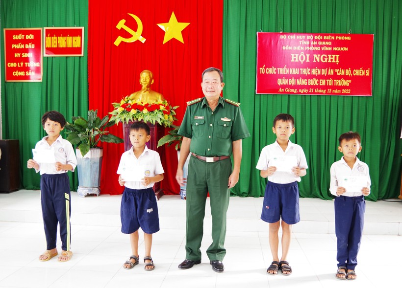 Đại tá Phạm Văn Phong trao học bổng “Cán bộ, chiến sĩ quân đội nâng bước em tới trường”.
