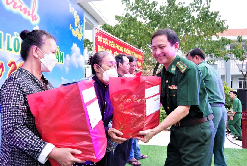 Đại tá Nguyễn Văn Thống, Phó Chính ủy, BĐBP tỉnh Bà Rịa-Vũng Tàu tặng quà cho người nghèo nơi biên giới biển huyện Long Điền.