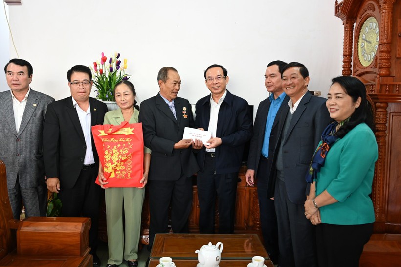 Bí thư Thành ủy TPHCM Nguyễn Văn Nên cùng đoàn công tác thăm, chúc Tết gia đình chính sách trên địa bàn tỉnh Lâm Đồng.