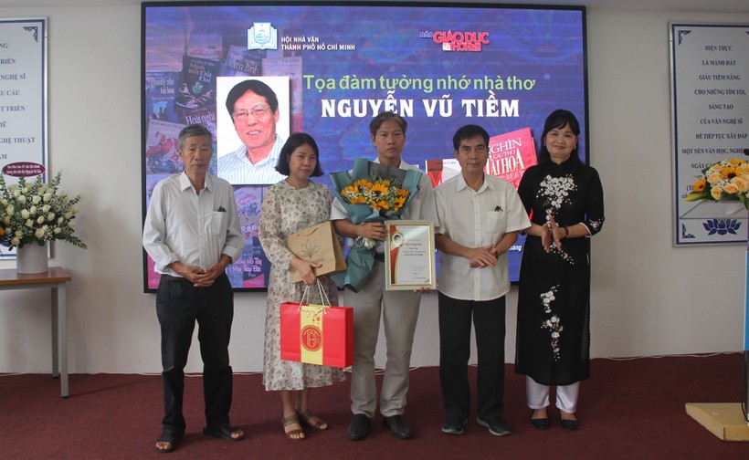 Đại diện gia đình cố nhà thơ Nguyễn Vũ Tiềm nhận giải Cống hiến do Hội Nhà văn TPHCM trao tặng.