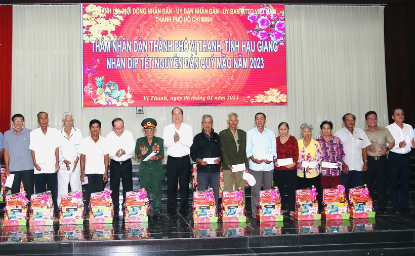 Phó Bí thư Thành ủy Nguyễn Hồ Hải cùng đoàn công tác trao quà cho người dân tại TP Vị Thanh.