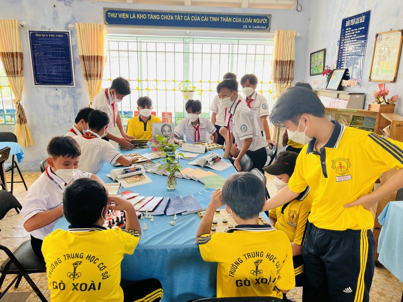 Học sinh Trường THCS Gò Xoài (huyện Bình Chánh, TPHCM) đọc sách tại thư viện của trường.