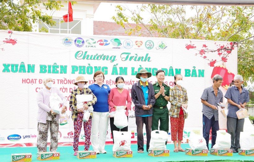 Đại tá Nguyễn Văn Tiến và mạnh thường quân tặng quà cho người dân có hoàn cảnh khó khăn trên địa bàn thị trấn Cần Thạnh, huyện Cần Giờ.