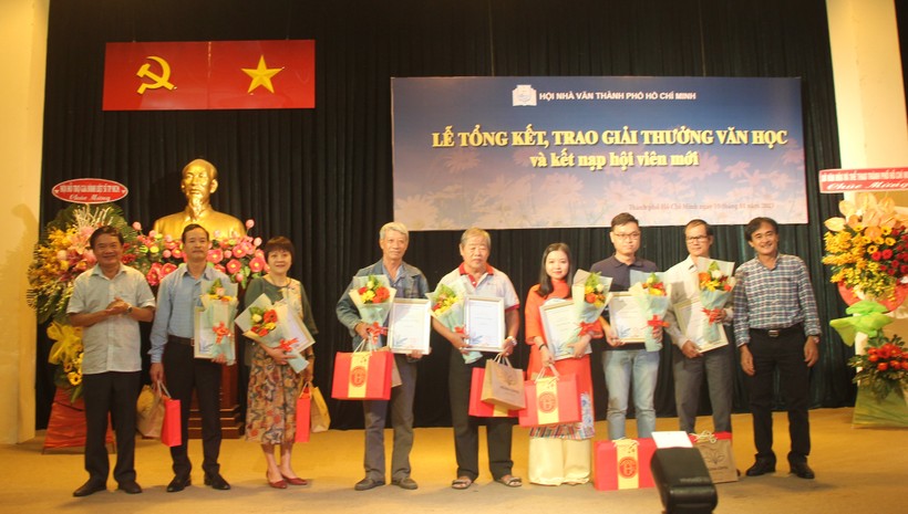 Các tác giả nhận tặng thưởng Hội nhà văn TPHCM năm 2022.
