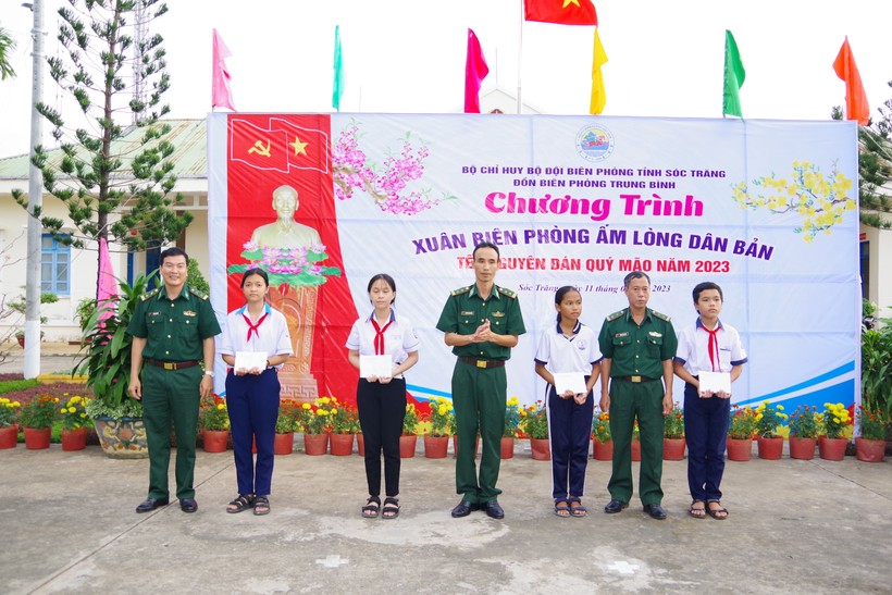 Trao học bổng “Nâng bước em tới trường” cho các em học sinh trên địa bàn xã Trung Bình và thị trấn Trần Đề, huyện Trần Đề.