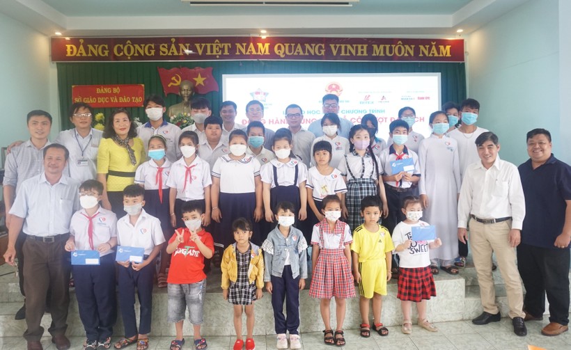 26 học sinh tỉnh Bình Thuận được nhận quà và học bổng từ BITEX.