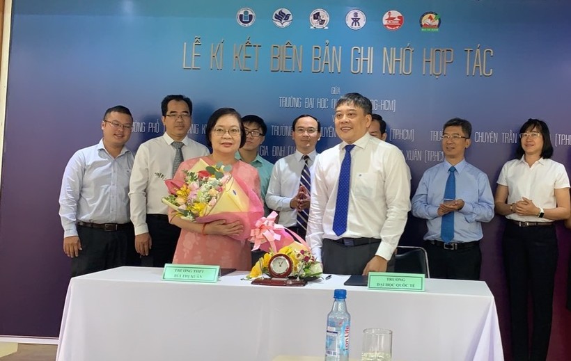 Cô Vũ Thị Ngọc Dung trong lần ký thoả thuận hợp tác với Trường đại học Quốc Tế-Đại học Quốc gia TPHCM