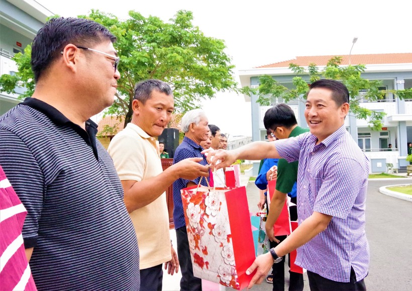 Ông Huỳnh Sơn Tuấn, Bí thư Huyện ủy Long Điền trao tặng quà cho bà con ngư dân.