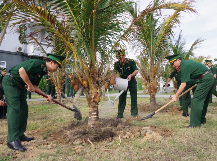 Đại diện lãnh đạo Bộ Chỉ huy bộ đội Biên phòng Bà Rịa-Vũng Tàu và các đơn vị tham gia trồng cây tại khuôn viên doanh trại.