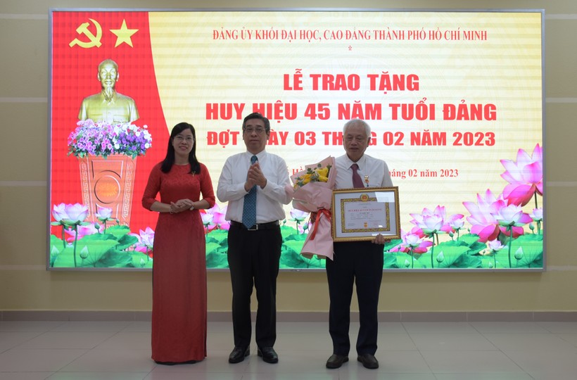 Trưởng Ban Tổ chức Thành ủy TPHCM Nguyễn Phước Lộc và Phó Bí thư Đảng uỷ khối ĐH, CĐ Nguyễn Thị Là trao Huy hiệu Đảng cho đảng viên tại buổi lễ.