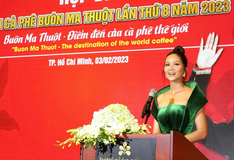 Hoa hậu H'Hen Niê chia sẻ tại buổi họp báo.