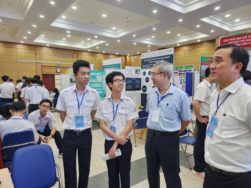 Vòng chung kết cấp thành phố Cuộc thi nghiên cứu khoa học kỹ thuật dành cho học sinh trung học năm học 2022-2023 được tổ chức tại Trường THPT chuyên Lê Hồng Phong.