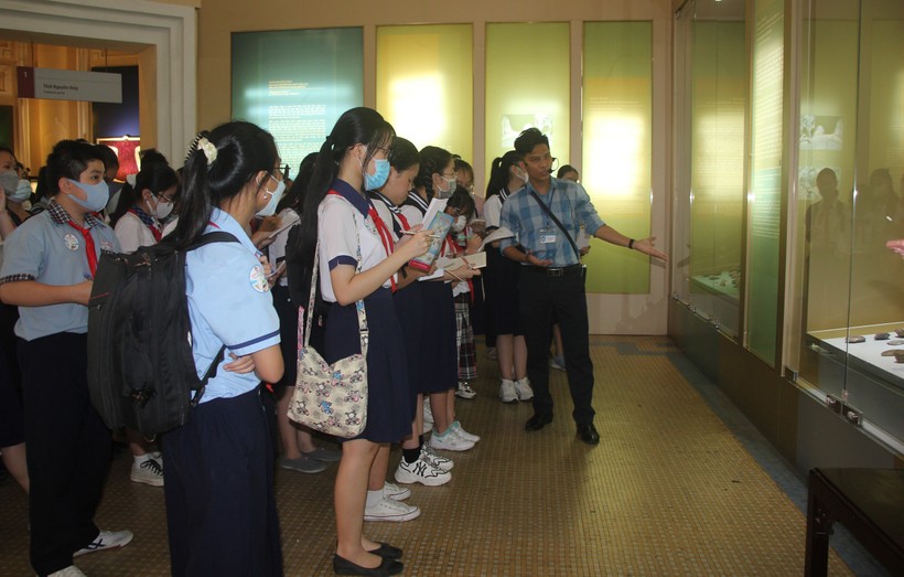 Học sinh tham quan Bảo tàng lịch sử TPHCM.