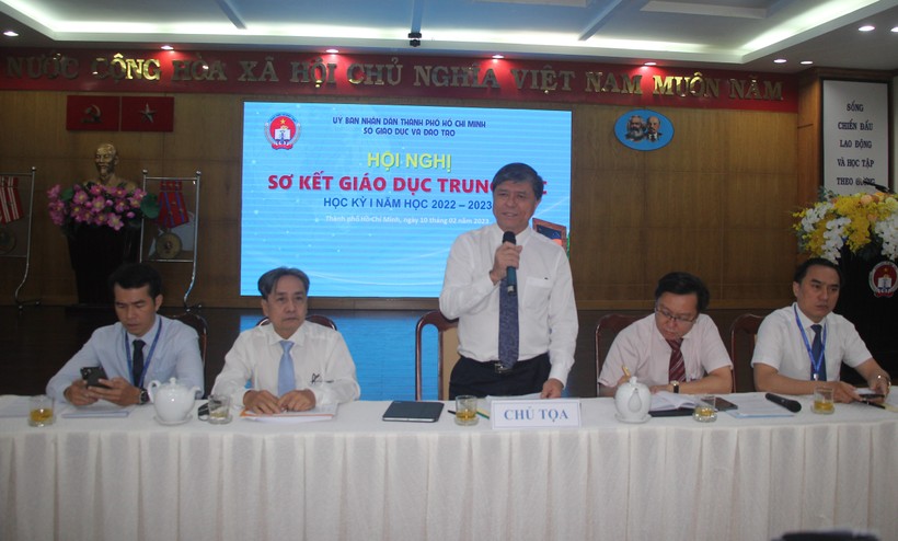 Ông Nguyễn Văn Hiếu, Giám đốc Sở GD&ĐT TP.HCM (giữa) thông tin tại hội nghị sơ kết.