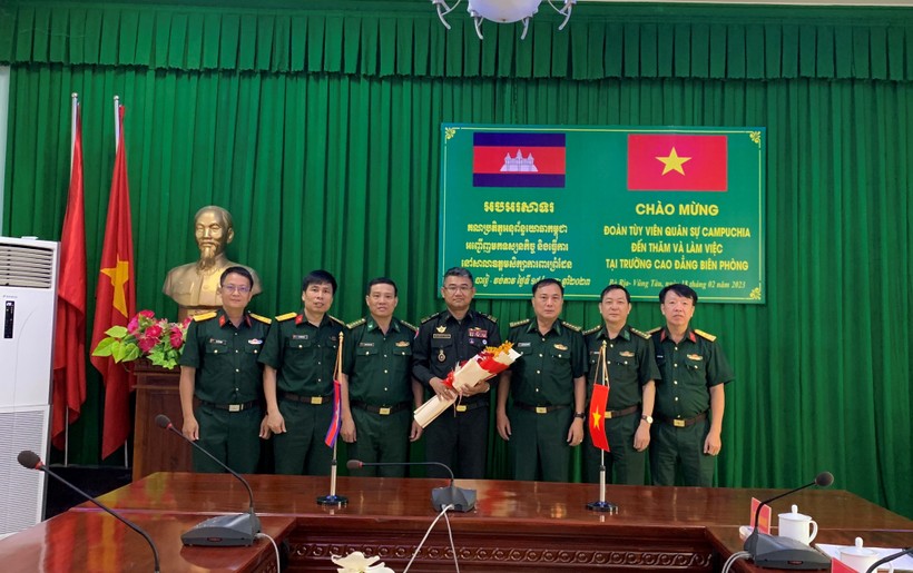 Ban giám hiệu Trường Cao đẳng Biên phòng tặng quà cho Phó tùy viên Quân sự Campuchia tại thành phố Hồ Chí Minh.