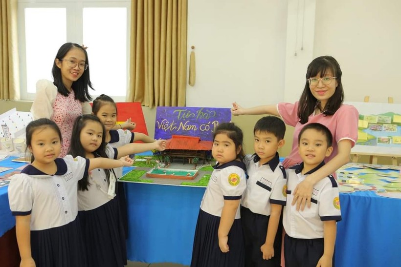 Cô Trâm cùng đồng nghiệp giới thiệu cho học sinh về mô hình "Tự hào Việt Nam có Bác".