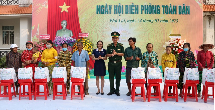 Tại ngày hội biên phòng toàn dân, Bộ đội biên phòng tỉnh Kiên Giang trao tặng 100 phần quà cho bà con nghèo, có hoàn cảnh khó khăn.