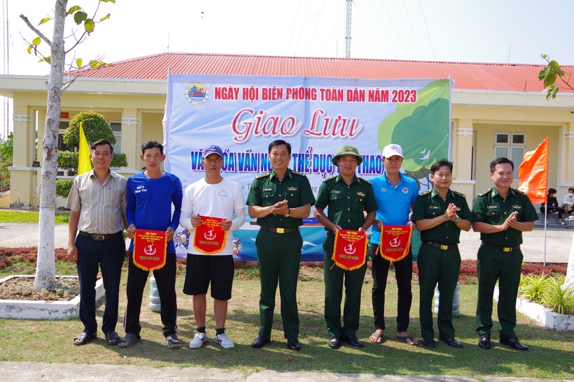 Ban tổ chức trao cờ lưu niệm cho các đội tham gia giao lưu.
