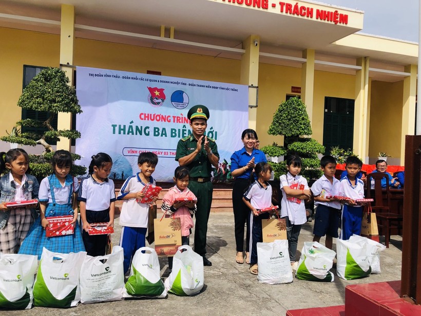 Các đơn vị tặng quà cho học sinh nghèo trên địa bàn khu vực biên giới biển thị xã Vĩnh Châu.