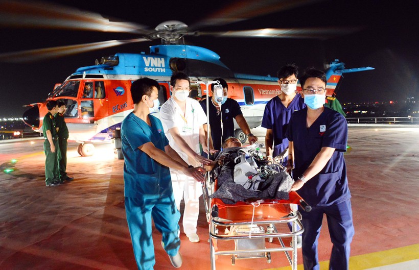 Trực thăng đưa bệnh nhân vào đất liền.