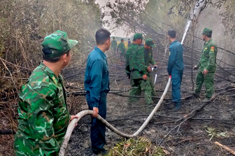 Cán bộ, chiến sĩ đồn Biên phòng Vĩnh Gia tham gia khắc phục hậu quả vụ cháy rừng tràm.