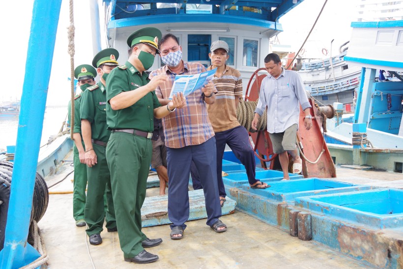 Lực lượng Đồn Biên phòng Bến Đá, BĐBP Bà Rịa - Vũng Tàu tuyên truyền pháp luật về công tác phòng, chống khai thác IUU cho ngư dân TP Vũng Tàu.