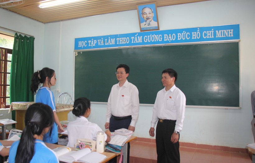 Đoàn giám sát nắm bắt thực tế tại các lớp học của Trường THPT dân tộc nội trú N’Trang Lơng.