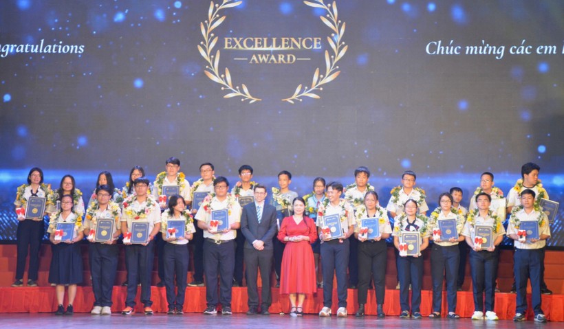 Học sinh đạt danh hiệu Excellence Award-đạt mức điểm xuất sắc cho cả 3 môn Toán, Tiếng Anh và Khoa học.