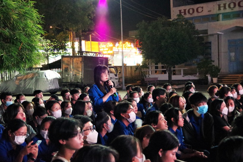 Sinh viên Trường Cao đẳng Bình Thuận tham gia thi các nội dung liên quan đến phòng, chống di cư bất hợp pháp và di cư an toàn.