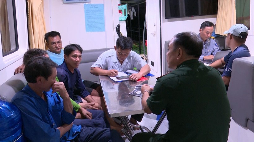 Lực lượng Đồn Biên phòng Bến Đá và Chi cục Thủy sản tỉnh tiến hành làm việc với ông Trần Văn Đức, thuyền trưởng tàu cá BĐ 92109 TS.