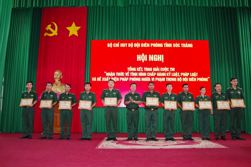 Đại tá Nguyễn Trìu Mến, Chính ủy BĐBP Sóc Trăng trao giấy khen và giải thưởng cho các tập thể, cá nhân đạt giải cao tại cuộc thi.