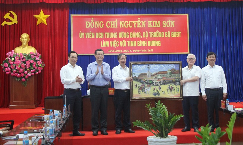 Ngày 17/4, Bộ trưởng Bộ GD&ĐT Nguyễn Kim Sơn và đoàn công tác đến thăm và làm việc với các cơ sở giáo dục đại học và tỉnh Bình Dương.