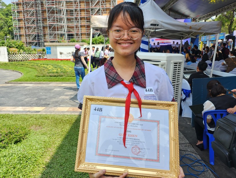 Thùy Dương vui mừng sau khi giành giải nhất hội thi "Văn hay chữ tốt" khối 8,9.