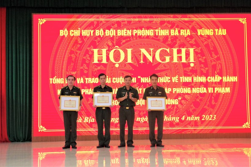 Đại tá Đào Xuân Ánh trao tặng giấy khen cho 3 tập thể có thành tích xuất sắc trong cuộc thi. 