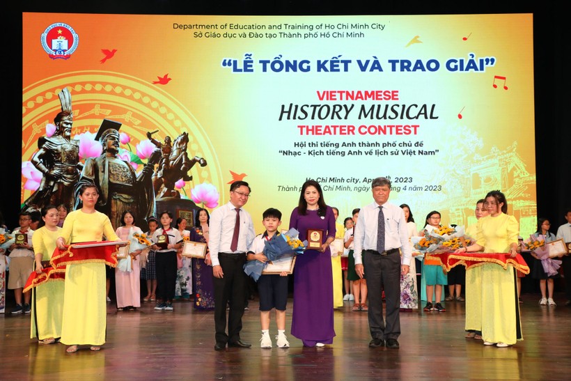 Lãnh đạo Sở GD&ĐT TPHCM trao giải 3 cho Trường tiểu học Nguyễn Thanh Tuyền.