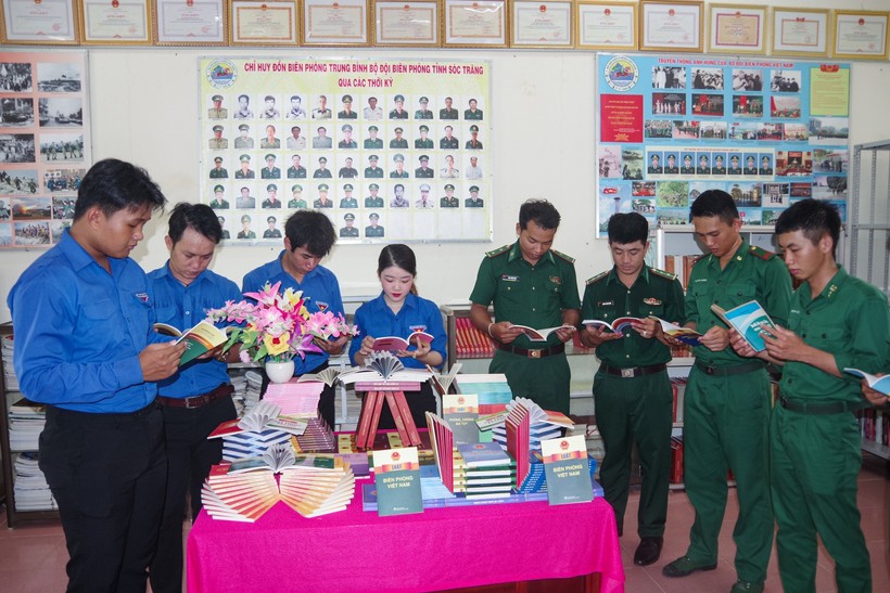 Cán bộ, chiến sĩ đồn Biên phòng Trung Bình và đoàn viên thanh niên xã Trung Bình, huyện Trần Đề (Sóc Trăng) hưởng ứng Ngày sách và Văn hoá đọc Việt Nam.