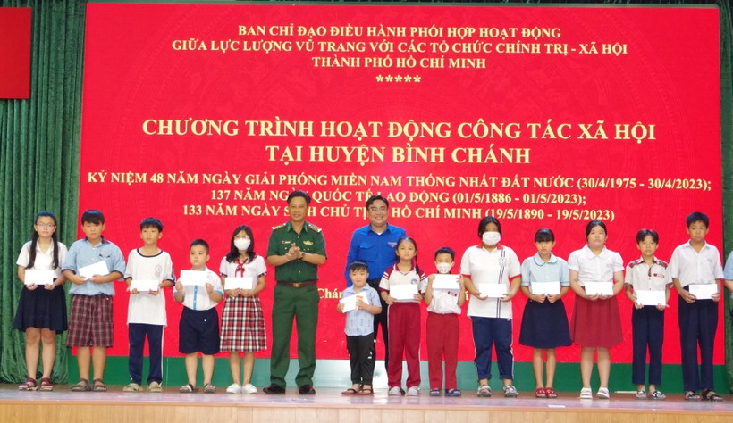 Đại tá Đoàn Duy Phước, phó Chỉ huy trưởng, Tham mưu trưởng BĐBP TP, ông Ngô Minh Hải, Phó Bí thư Thường trực Thành đoàn TPHCM tặng 30 phần quà cho cho trẻ mồ côi do dịch Covid-19.