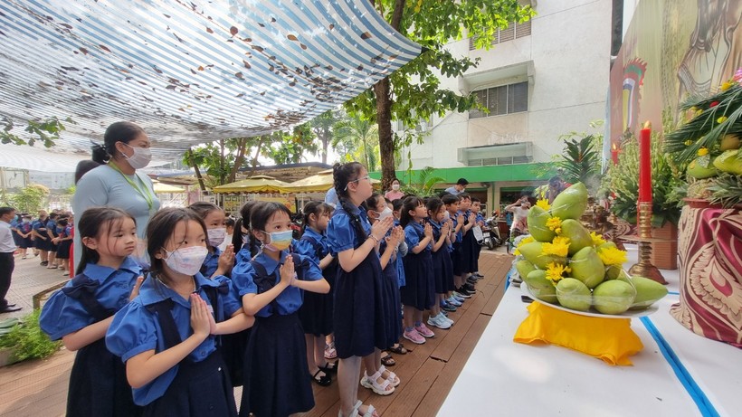 Học sinh Trường Tiểu học Hòa Bình (quận 1) dâng hương lên bàn thờ Vua Hùng.