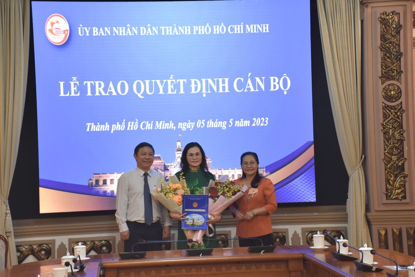 Chủ tịch HĐND TPHCM Nguyễn Thị Lệ, Phó Chủ tịch UBND TPHCM Dương Anh Đức trao hoa, quyết định cho bà Lê Thụy Mỵ Châu.