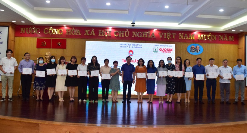 Ông Nguyễn Bảo Quốc, Phó Giám đốc Sở GD&ĐT TPHCM và bà Dương Thanh Hương, Phó Tổng biên tập Báo GD&TĐ trao chứng nhận cho các học viên.