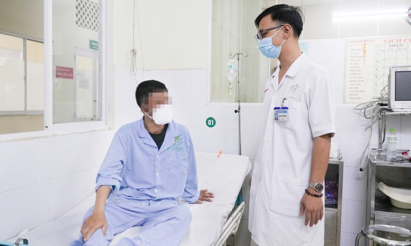 Thiếu tá, BSCK1 Dương Xuân Minh, Khoa lọc máu kiểm tra sức khỏe cho bệnh nhân.