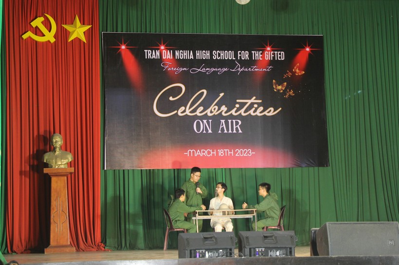 Học sinh Trường THPT Chuyên Trần Đại Nghĩa trong chương trình thi kể chuyện Bác Hồ bằng tiếng Anh.