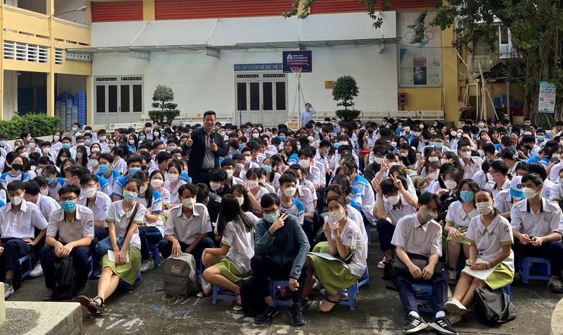 Học sinh Trường THPT Nguyễn Thị Diệu (quận 3, TPHCM) tham gia hoạt động ngoại khóa tại trường.