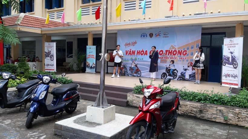 Trường THPT Nguyễn Thị Diệu (quận 3) tuyên truyền luật an toàn giao thông cho học sinh.