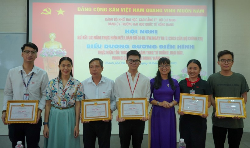 Bà Đặng Thùy Khánh Vân, Trưởng Ban Tuyên giáo Đảng ủy Khối tặng giấy khen cá nhân đảng viên điển hình trong học tập và làm theo tư tưởng, đạo đức, phong cách Hồ Chí Minh.
