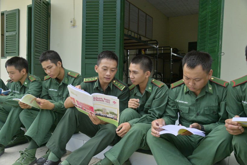 Thượng úy Hà Văn Bứng (thứ 3 từ trái qua) gần gũi, động viên tinh thần chiến sĩ mới trong giờ nghỉ.