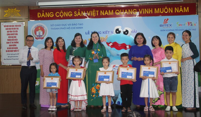 Lãnh đạo Sở GD&ĐT TPHCM và Công ty BITEX trao giấy khen cho trẻ đạt giải.
