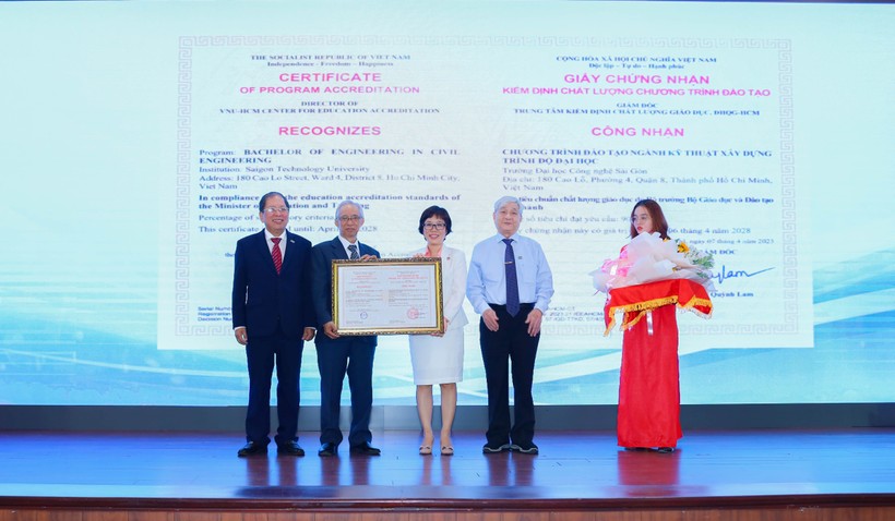 ThS Hồ Đắc Hải Miên, Phó Giám đốc Trung tâm KĐCL giáo dục ĐHQG TPHCM (thứ 3 từ trái qua) trao chứng nhận KĐCL giáo dục cho Trưởng Khoa Kỹ thuật xây dựng cùng Hiệu trưởng, Chủ tịch HĐQT STU.